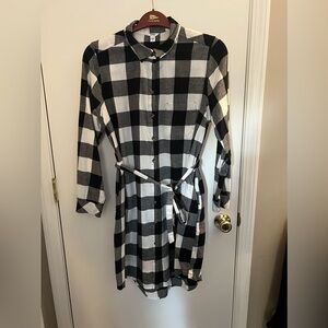 Sonoma Women’s white and black plaid flannel dress - size L - NWOT